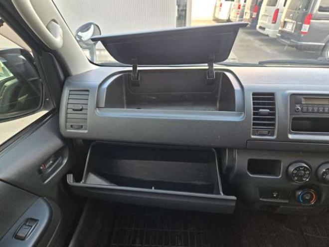 レジアスエース3.0 DX ロングボディ ディーゼルターボ 4WD　寒冷地仕様　リアヒーター　キーレス　マルチユースシートバックコンソール　フロントアンダーミラー　電動格納ミラー　パワーヒート　デイライト　純正オーディオ　FM/AM　AUX　バックカメラ 3000