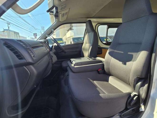 レジアスエース3.0 DX ロングボディ ディーゼルターボ 4WD　寒冷地仕様　リアヒーター　キーレス　マルチユースシートバックコンソール　フロントアンダーミラー　電動格納ミラー　パワーヒート　デイライト　純正オーディオ　FM/AM　AUX　バックカメラ 3000