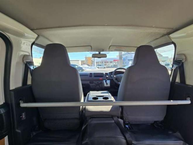 レジアスエース3.0 DX ロングボディ ディーゼルターボ 4WD　寒冷地仕様　リアヒーター　キーレス　マルチユースシートバックコンソール　フロントアンダーミラー　電動格納ミラー　パワーヒート　デイライト　純正オーディオ　FM/AM　AUX　バックカメラ 3000