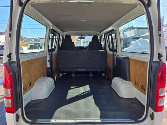 レジアスエース3.0 DX ロングボディ ディーゼルターボ 4WD　寒冷地仕様　リアヒーター　キーレス　マルチユースシートバックコンソール　フロントアンダーミラー　電動格納ミラー　パワーヒート　デイライト　純正オーディオ　FM/AM　AUX　バックカメラ 3000