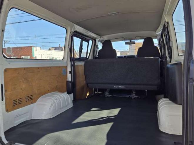 レジアスエース3.0 DX ロングボディ ディーゼルターボ 4WD　寒冷地仕様　リアヒーター　キーレス　マルチユースシートバックコンソール　フロントアンダーミラー　電動格納ミラー　パワーヒート　デイライト　純正オーディオ　FM/AM　AUX　バックカメラ 3000