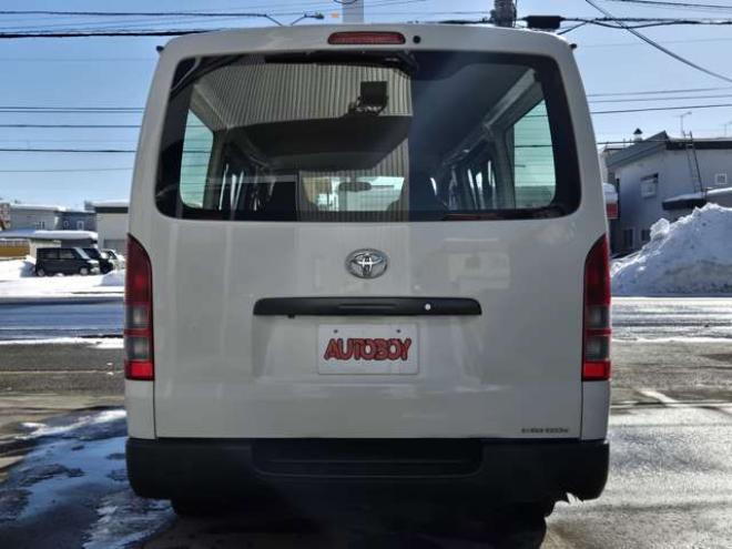 レジアスエース3.0 DX ロングボディ ディーゼルターボ 4WD　寒冷地仕様　リアヒーター　キーレス　マルチユースシートバックコンソール　フロントアンダーミラー　電動格納ミラー　パワーヒート　デイライト　純正オーディオ　FM/AM　AUX　バックカメラ 3000