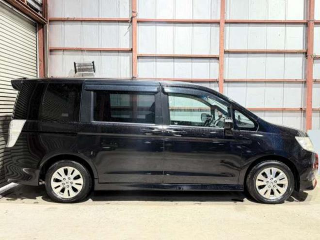 ステップワゴン2.0 スパーダ Z 4WD　防錆塗装4WDTVナビBカメ後席モニタETCエンスタ夏冬タイヤ 2000