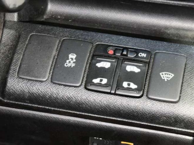 ステップワゴン2.0 スパーダ Z 4WD　防錆塗装4WDTVナビBカメ後席モニタETCエンスタ夏冬タイヤ 2000