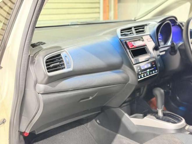 フィット1.3 13G Fパッケージ 4WD　防錆塗装4WDスマキーCD 1300