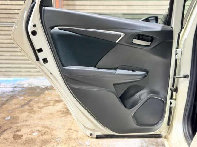 フィット1.3 13G Fパッケージ 4WD　防錆塗装4WDスマキーCD 1300