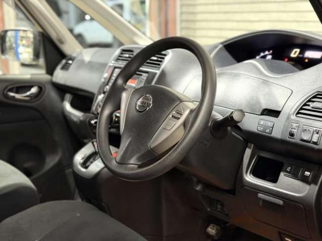 セレナ2.0 20S アンシャンテ 送迎タイプ オートステップ仕様 4WD　防錆塗装4WDスマキーCD 2000