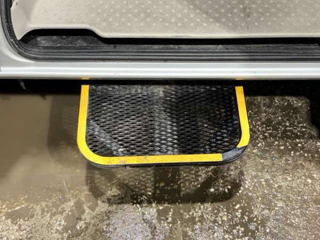 セレナ2.0 20S アンシャンテ 送迎タイプ オートステップ仕様 4WD　防錆塗装4WDスマキーCD 2000