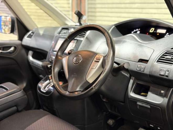 セレナ2.0 ハイウェイスター 4WD　防錆塗装4WDTVナビBカメETC 2000