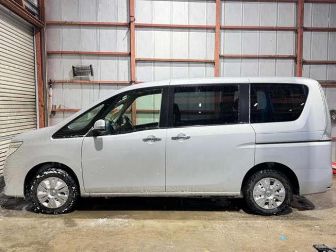 セレナ2.0 20S 4WD　防錆塗装4WDキーレスCDETC夏冬タイヤ 2000