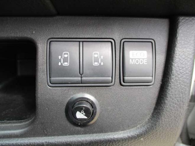 セレナ2.0 ハイウェイスター 4WD　両側パワースライドドア・ナビ・TV・バックカメラ・スマートキー 2000