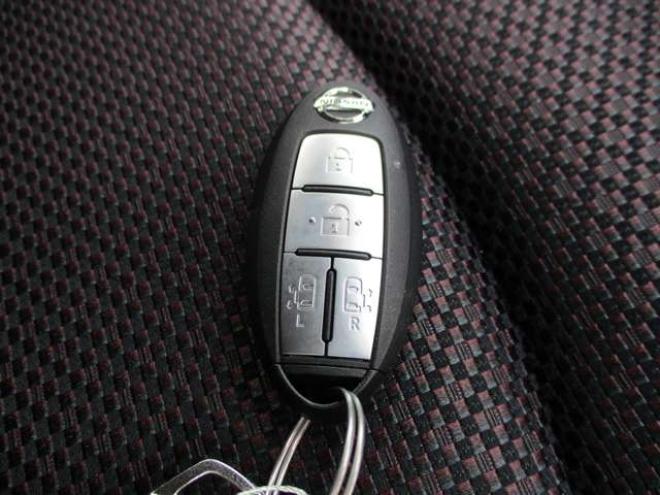 セレナ2.0 ハイウェイスター 4WD　両側パワースライドドア・ナビ・TV・バックカメラ・スマートキー 2000