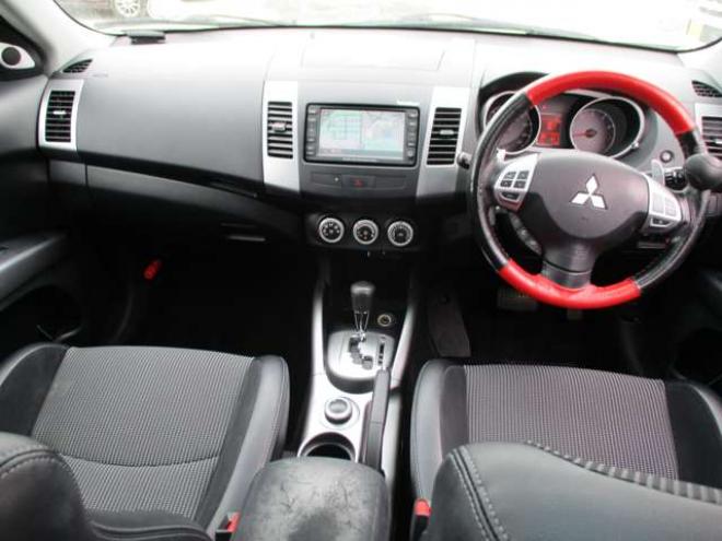 アウトランダー2.4 ローデスト 24G 4WD　サンルーフ・ナビ・TV・バックカメラ・スマートキー 2400