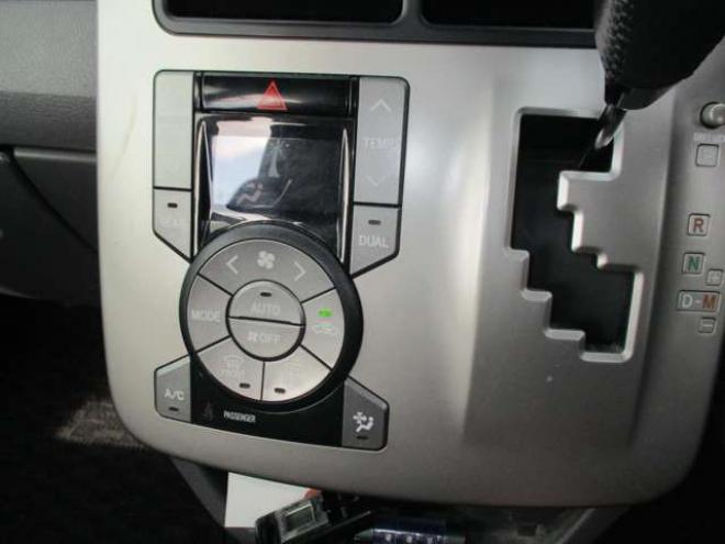 ヴォクシー2.0 ZS 4WD　ナビ・TV・両側パワースライドドア・スマートキー 2000