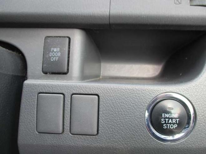 ヴォクシー2.0 ZS 4WD　ナビ・TV・両側パワースライドドア・スマートキー 2000