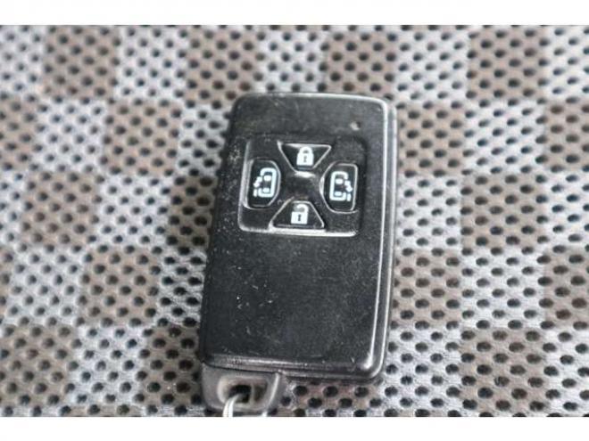 ヴォクシー2.0 ZS 煌II 4WD　スマートキー・ナビ・TV・バックカメラ・両側パワスラ・後期型 2000