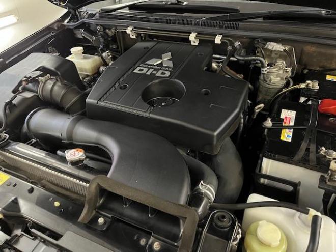 パジェロロング　スーパーエクシード　寒冷地仕様　ダブルバッテリー　禁煙車　ＷＥＤＳキーラー１７ＡＷ＋新品ＴＯＹＯホワイトレタータイヤ　社外１７ＡＷ＋スタッドレスタイヤ　新品ＪＡＯＳブラックマッドガード　純正ナビ　地デジ　Ｂｌｕｅｔｏｏｔｈ 4WD 3200 5Dr