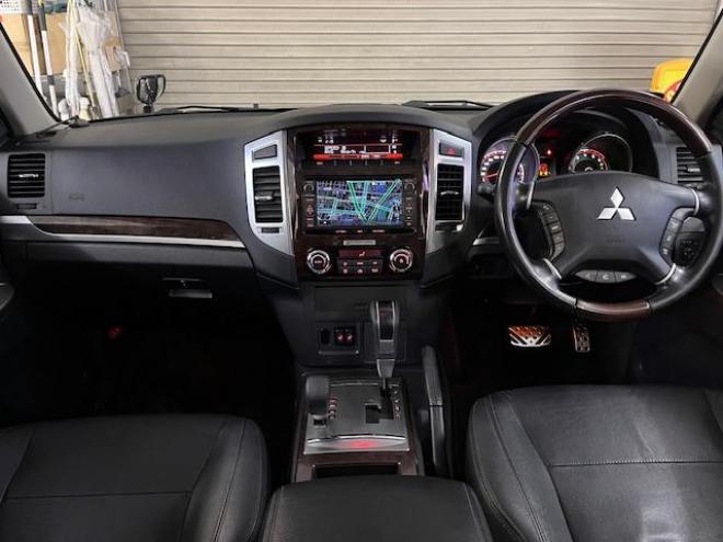 パジェロロング　スーパーエクシード　寒冷地仕様　ダブルバッテリー　禁煙車　ＷＥＤＳキーラー１７ＡＷ＋新品ＴＯＹＯホワイトレタータイヤ　社外１７ＡＷ＋スタッドレスタイヤ　新品ＪＡＯＳブラックマッドガード　純正ナビ　地デジ　Ｂｌｕｅｔｏｏｔｈ 4WD 3200 5Dr