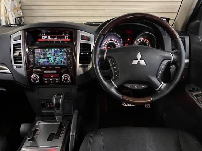 パジェロロング　スーパーエクシード　寒冷地仕様　ダブルバッテリー　禁煙車　ＷＥＤＳキーラー１７ＡＷ＋新品ＴＯＹＯホワイトレタータイヤ　社外１７ＡＷ＋スタッドレスタイヤ　新品ＪＡＯＳブラックマッドガード　純正ナビ　地デジ　Ｂｌｕｅｔｏｏｔｈ 4WD 3200 5Dr