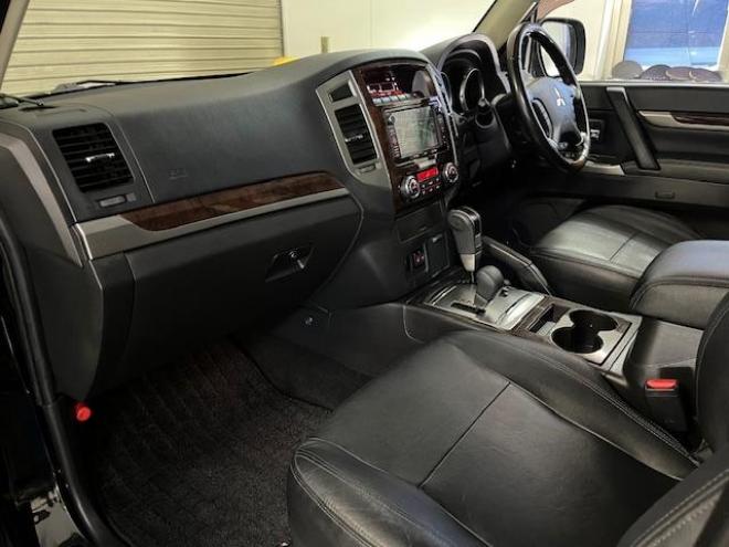 パジェロロング　スーパーエクシード　寒冷地仕様　ダブルバッテリー　禁煙車　ＷＥＤＳキーラー１７ＡＷ＋新品ＴＯＹＯホワイトレタータイヤ　社外１７ＡＷ＋スタッドレスタイヤ　新品ＪＡＯＳブラックマッドガード　純正ナビ　地デジ　Ｂｌｕｅｔｏｏｔｈ 4WD 3200 5Dr