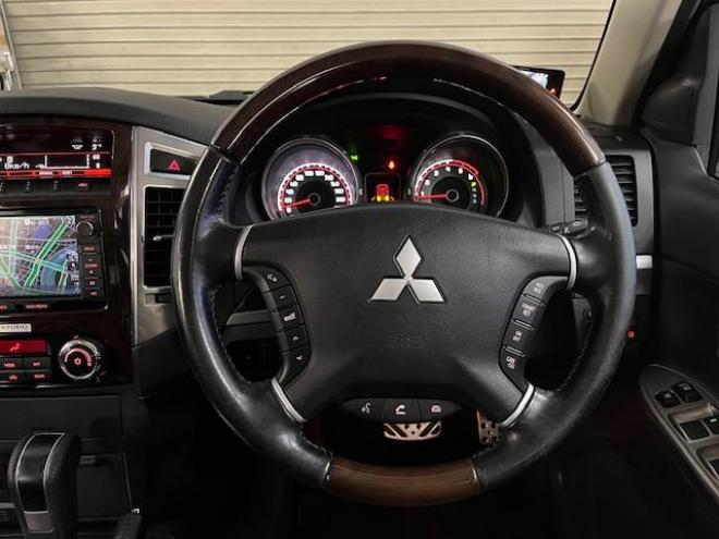 パジェロロング　スーパーエクシード　寒冷地仕様　ダブルバッテリー　禁煙車　ＷＥＤＳキーラー１７ＡＷ＋新品ＴＯＹＯホワイトレタータイヤ　社外１７ＡＷ＋スタッドレスタイヤ　新品ＪＡＯＳブラックマッドガード　純正ナビ　地デジ　Ｂｌｕｅｔｏｏｔｈ 4WD 3200 5Dr