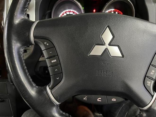 パジェロロング　スーパーエクシード　寒冷地仕様　ダブルバッテリー　禁煙車　ＷＥＤＳキーラー１７ＡＷ＋新品ＴＯＹＯホワイトレタータイヤ　社外１７ＡＷ＋スタッドレスタイヤ　新品ＪＡＯＳブラックマッドガード　純正ナビ　地デジ　Ｂｌｕｅｔｏｏｔｈ 4WD 3200 5Dr