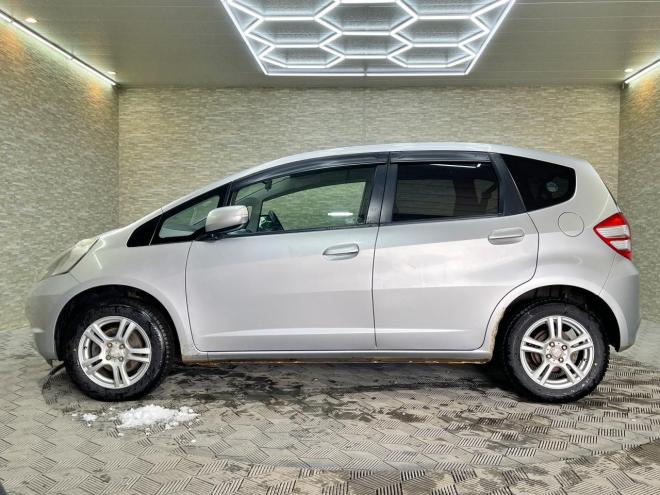 フィット1.3G 4WD 5年保証 夏冬タイヤ 自社認証工場 車検整備2年付 修復歴無 寒冷地仕様 禁煙