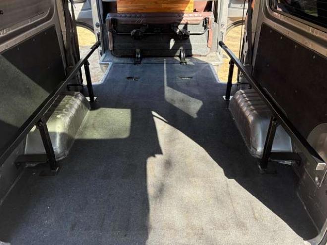 キャラバンNV350 2.5 クールバン DX ロングボディ ディーゼルターボ 4WD　エンジンスターター　革調シートカバー　ETC　社外ハンドル　社外テール　ベッドキット　パワステ　パワーウィンドウ　社外ナビ　社外アルミホイール　両側スライドドア 2500