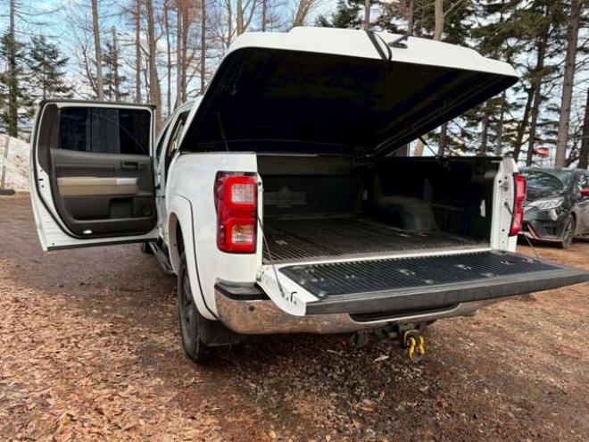 タンドラクルーマックス SR5 5.7 V8 4WD　 正規輸入車 5700