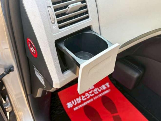 マークXジオ2.4 240G 4WD　6人乗り　3列シート　パワステ　パワーウィンドウ　純正ナビ　キーレスエントリー　ETC　バックカメラ　ABS　盗難防止装置　エアコン　電動シート　横滑り防止装置　アルミホイール 2400