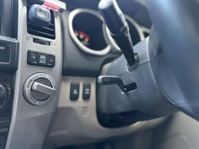 ハイラックスサーフ2.7 SSR-G 4WD　禁煙車　パワステ　パワーウィンドウ　ETC　社外ナビ　バックカメラ　キーレスエントリー　リフトアップ　エンジンスターター　寒冷地仕様　ABS　エアコン　盗難防止装置　社外アルミホイール 2700