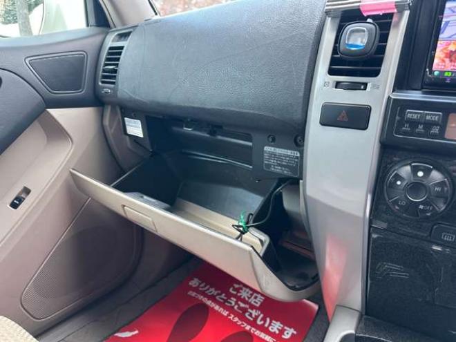 ハイラックスサーフ2.7 SSR-G 4WD　禁煙車　パワステ　パワーウィンドウ　ETC　社外ナビ　バックカメラ　キーレスエントリー　リフトアップ　エンジンスターター　寒冷地仕様　ABS　エアコン　盗難防止装置　社外アルミホイール 2700