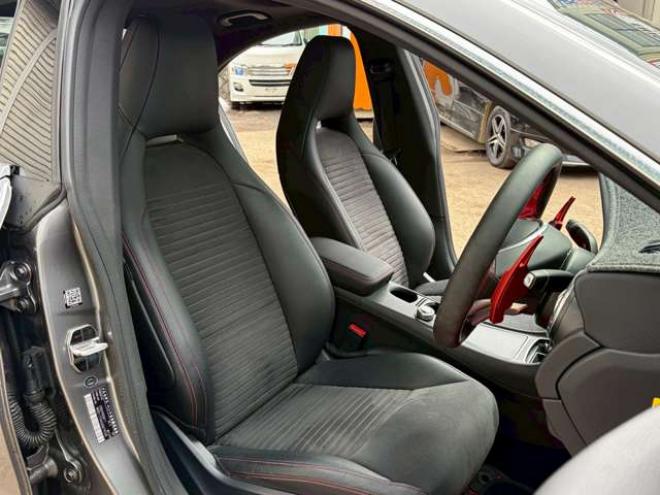 ベンツCLAクラス CLA250 4マチック 4WD　ナビ　バックカメラ　ETC　キーレスエントリー　シートヒーター　エアコン　クルーズコントロール　ABS　盗難防止装置　パワステ　パワーウィンドウ　横滑防止装置　パーキングアシスト　アイドリングストップ 正規輸入車 2000