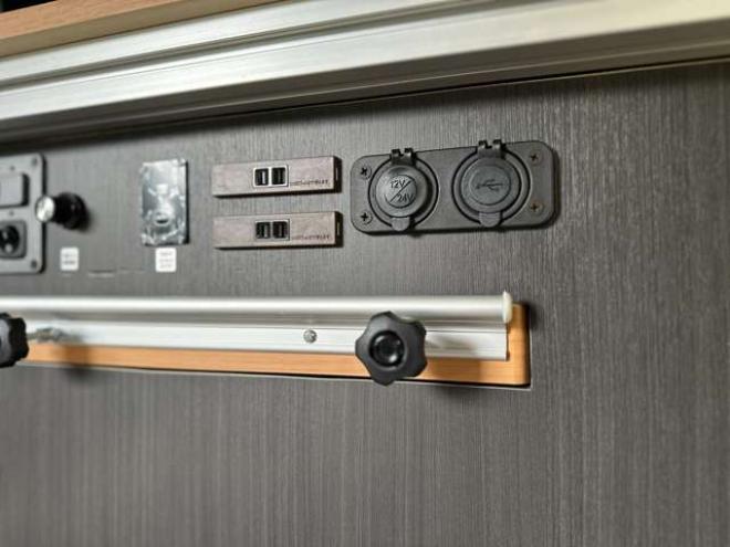 タウンエースバン1.5 GL 4WD　アルトピアーノ　ベージュツートン全塗装済　ベッドキット　セカンドバッテリー　ETC　フルセグTVナビ　バックカメラ　アイドリングストップ　ABS　レーンキープアシスト　盗難防止装置　パワステ　パワーウィンドウ 1500