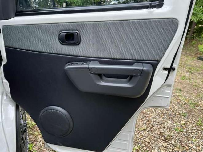 タウンエースバン1.5 GL 4WD　アルトピアーノ　ベージュツートン全塗装済　ベッドキット　セカンドバッテリー　ETC　フルセグTVナビ　バックカメラ　アイドリングストップ　ABS　レーンキープアシスト　盗難防止装置　パワステ　パワーウィンドウ 1500