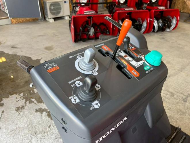 除雪機ホンダ　HSM1390i！ハイブリッド！左右旋回レバー！