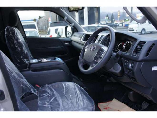 ハイエース2.7 グランドキャビン 4WD　令和8年2月登録　登録済未使用車 走行7キロ　パノラミックビューモニター デジタルインナーミラー　LEDヘッドランプ　LEDフォグランプ　ベージュメタリック　メーカー保証付 登録済未使用車 2700