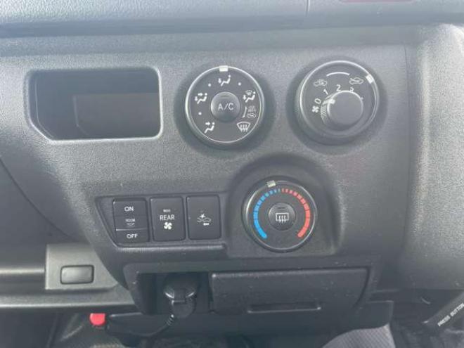 ハイエースコミューター 2.7 DX 4WD　4WD　2ナンバー　社内置き去り防止装置　純正ナビ　ドラレコ　パワースライド　全方位カメラ　寒冷地仕様 2700
