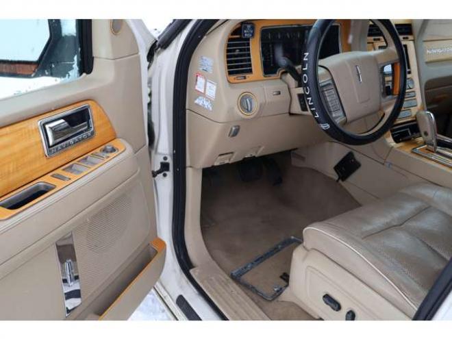リンカーンナビゲーター 5.4 4WD　検1年　左ハンドル　革シート　スタッドレス 5400