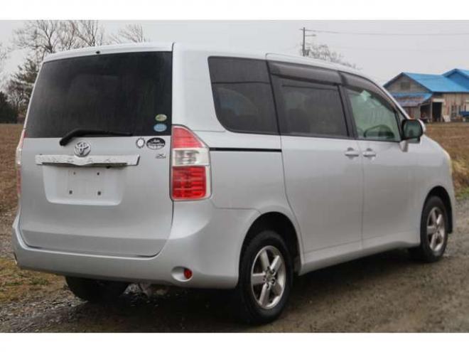 ノア2.0 X 4WD　検二年　バックカメラ　自社　ローンカノウ 2000