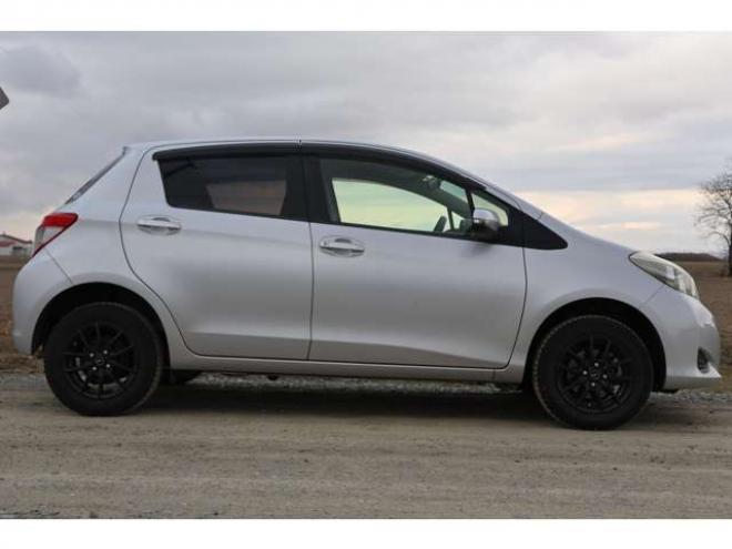 ヴィッツ1.3 F 4WD　検2年　自社　ローンカノウ 1300