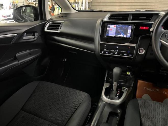 フィット１３Ｇ　Ｌパッケージ　本州仕入　ワンオーナー　寒冷地仕様　禁煙車　社外１５インチＡＷ　スタッドレスタイヤ付　純正ナビ　地デジ　バックカメラ　純正エンジンスターター　フロントガラス熱線　ミラーヒーター　アイドリングストップ 4WD 1300 5Dr