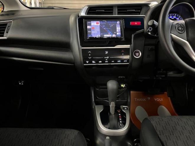 フィット１３Ｇ　Ｌパッケージ　本州仕入　ワンオーナー　寒冷地仕様　禁煙車　社外１５インチＡＷ　スタッドレスタイヤ付　純正ナビ　地デジ　バックカメラ　純正エンジンスターター　フロントガラス熱線　ミラーヒーター　アイドリングストップ 4WD 1300 5Dr