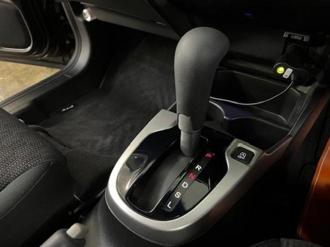 フィット１３Ｇ　Ｌパッケージ　本州仕入　ワンオーナー　寒冷地仕様　禁煙車　社外１５インチＡＷ　スタッドレスタイヤ付　純正ナビ　地デジ　バックカメラ　純正エンジンスターター　フロントガラス熱線　ミラーヒーター　アイドリングストップ 4WD 1300 5Dr