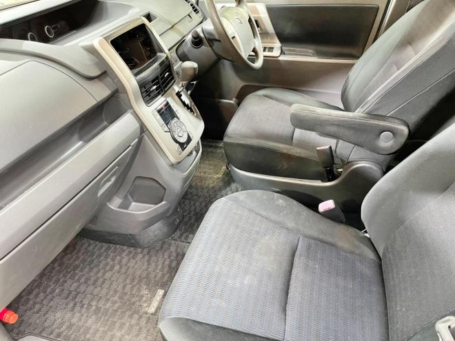 ヴォクシー2.0Z 4WD 5年保証 スマキー パワスラ 自社認証工場 車検整備2年付 寒冷地仕様 禁煙