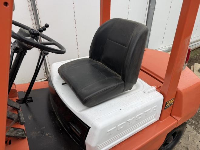 フォークリフト全塗装済 トヨタ 3FGL25 2.5トン ヒンジ付き ダブルタイヤ
