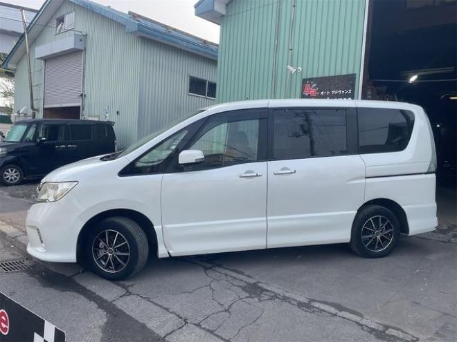 セレナハイウェイスター　４ＷＤ車　ＶＤＣ　アイドリングＳ　キーレスＥ　Ｗエアバック　盗難防止装置　エアバッグ　オートクルーズ　ＰＳ　ＰＷ　衝突安全ボディ　ＡＢＳ　３列シート　フルフラット　ウォークスルー　寒冷地仕様車 4WD 2000 5Dr