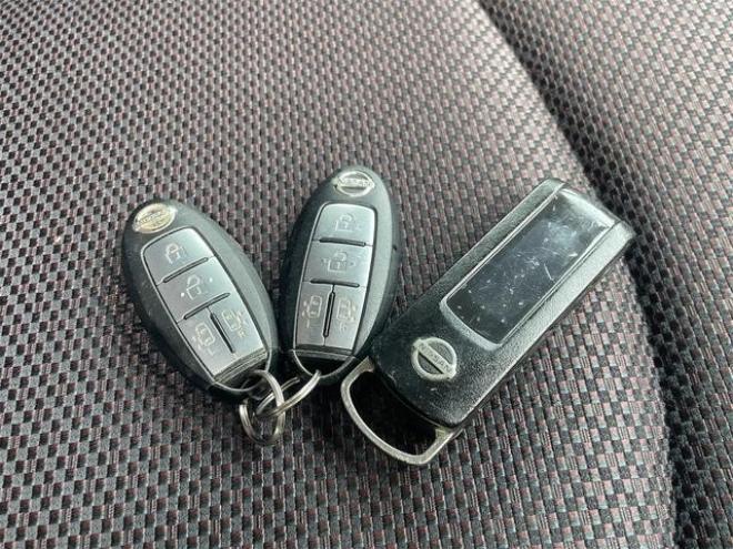 セレナハイウェイスター　４ＷＤ車　ＶＤＣ　アイドリングＳ　キーレスＥ　Ｗエアバック　盗難防止装置　エアバッグ　オートクルーズ　ＰＳ　ＰＷ　衝突安全ボディ　ＡＢＳ　３列シート　フルフラット　ウォークスルー　寒冷地仕様車 4WD 2000 5Dr