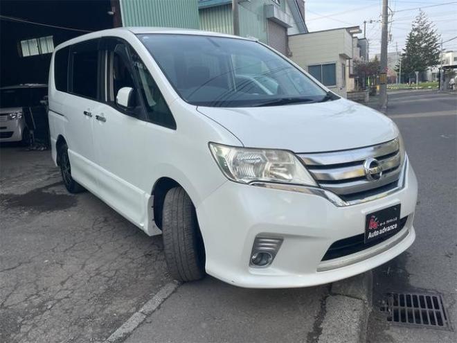 セレナハイウェイスター　４ＷＤ車　ＶＤＣ　アイドリングＳ　キーレスＥ　Ｗエアバック　盗難防止装置　エアバッグ　オートクルーズ　ＰＳ　ＰＷ　衝突安全ボディ　ＡＢＳ　３列シート　フルフラット　ウォークスルー　寒冷地仕様車 4WD 2000 5Dr