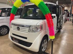 N-BOX　Ｇ　４ＷＤ　新在庫値　下げ中！ＧＷスペシャル！バックカメラ　両側スライド・片側電動　ナビ　ＴＶ　スマートキー　アイドリングストップ　ベンチシート　ＣＶＴ　盗難防止システム　ＡＢＳ　ＥＳＣ　アルミホイール 4WD 660 5Dr